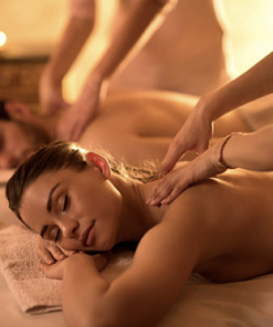 Una pareja dandose un masaje